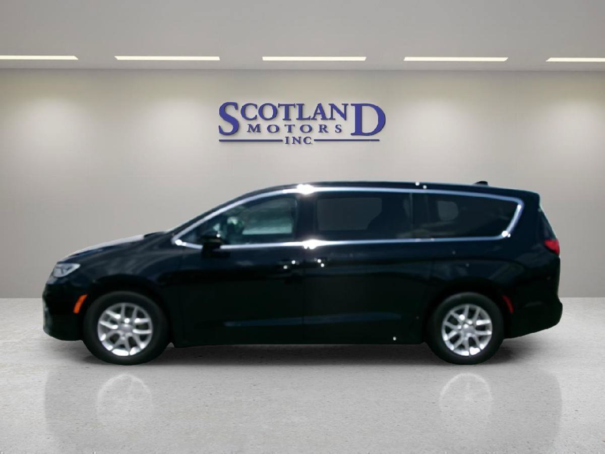 Used 2025 Chrysler Pacifica Select FWD image 1