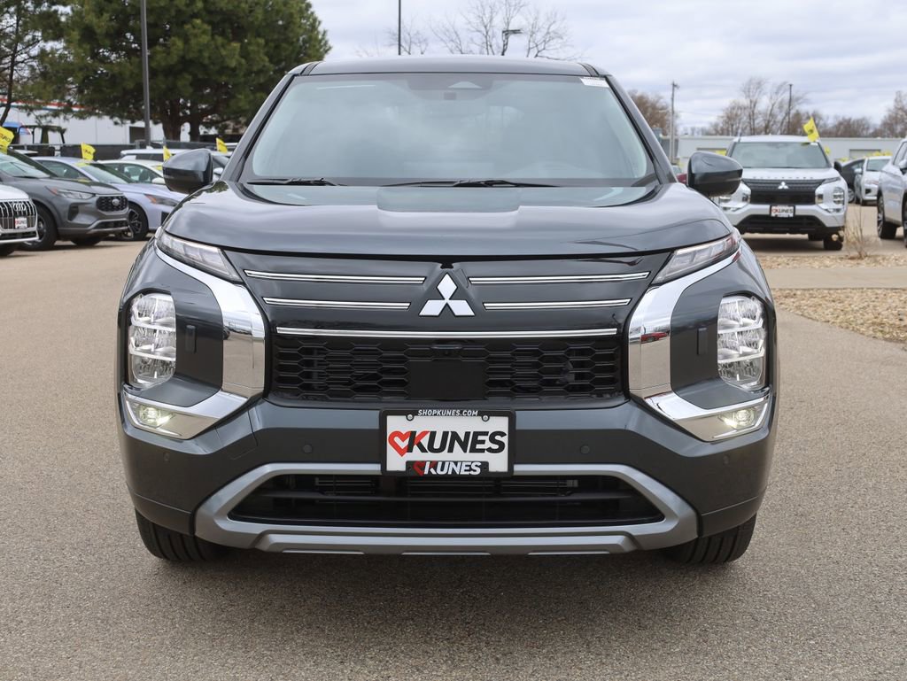 New 2025 Mitsubishi Outlander SE image 3