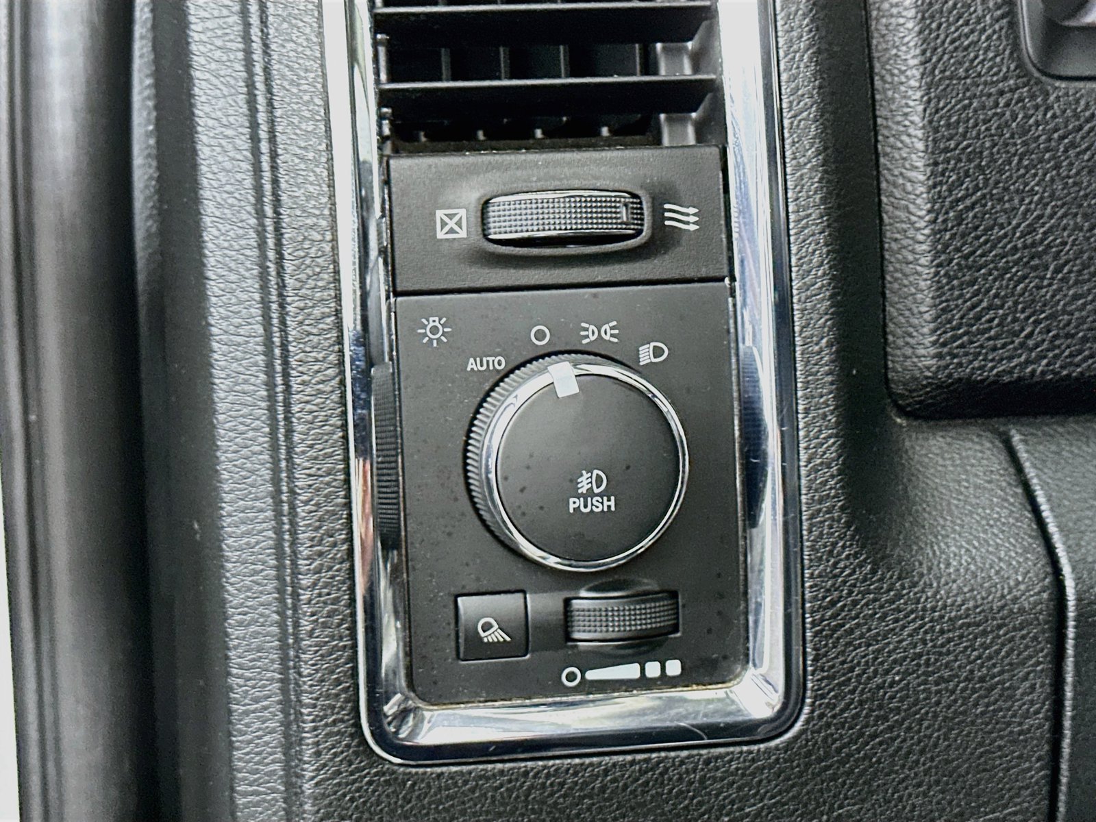 Used 2015 RAM 1500 Laramie w/ Convenience Group AWD/4WD image 11