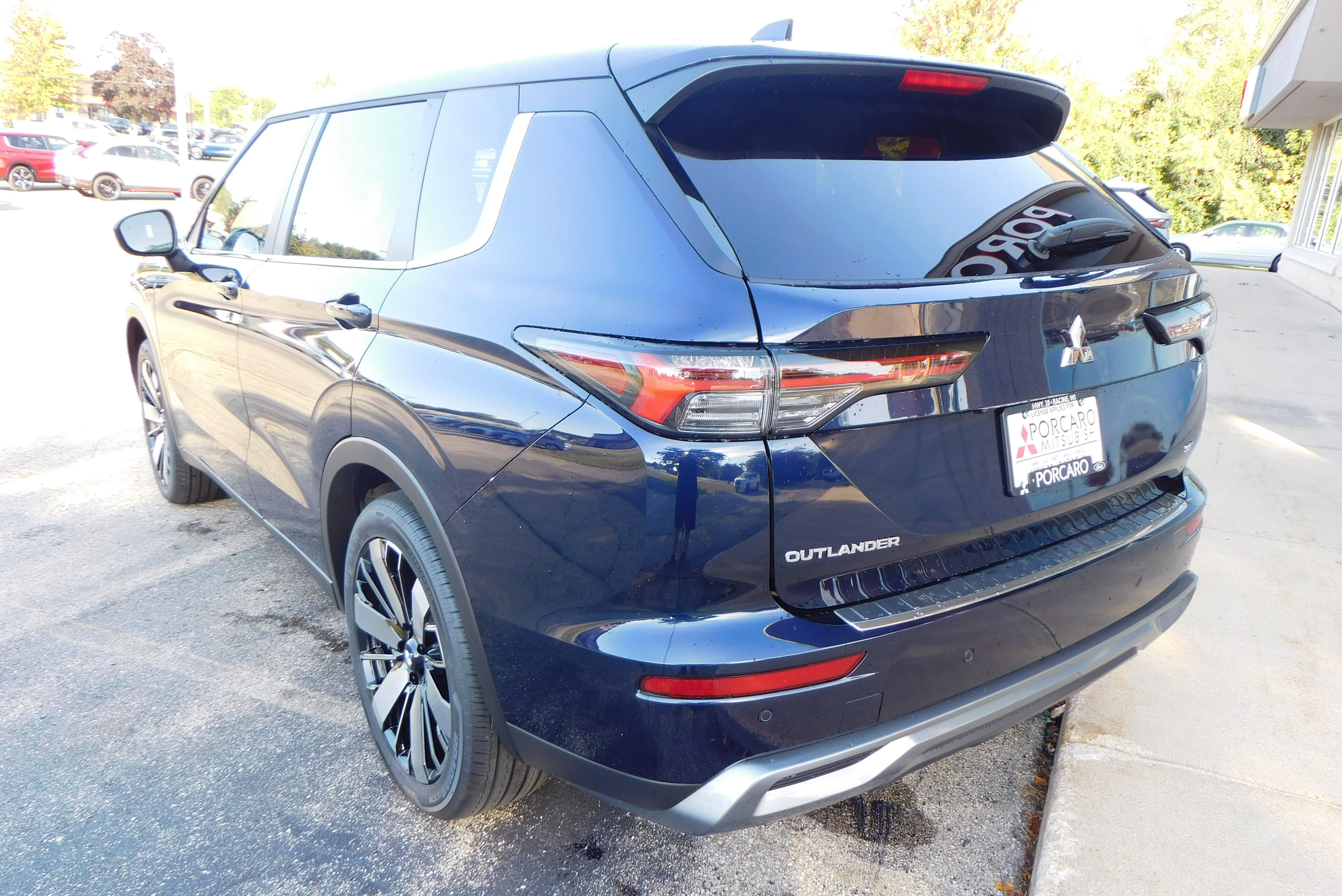 Used 2025 Mitsubishi Outlander SE image 3