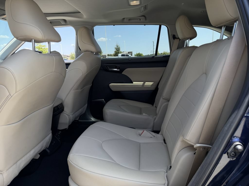 Used 2025 Toyota Highlander XLE AWD/4WD image 28