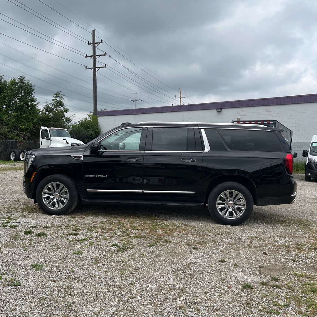 Used 2025 GMC Yukon XL Denali AWD/4WD image 14