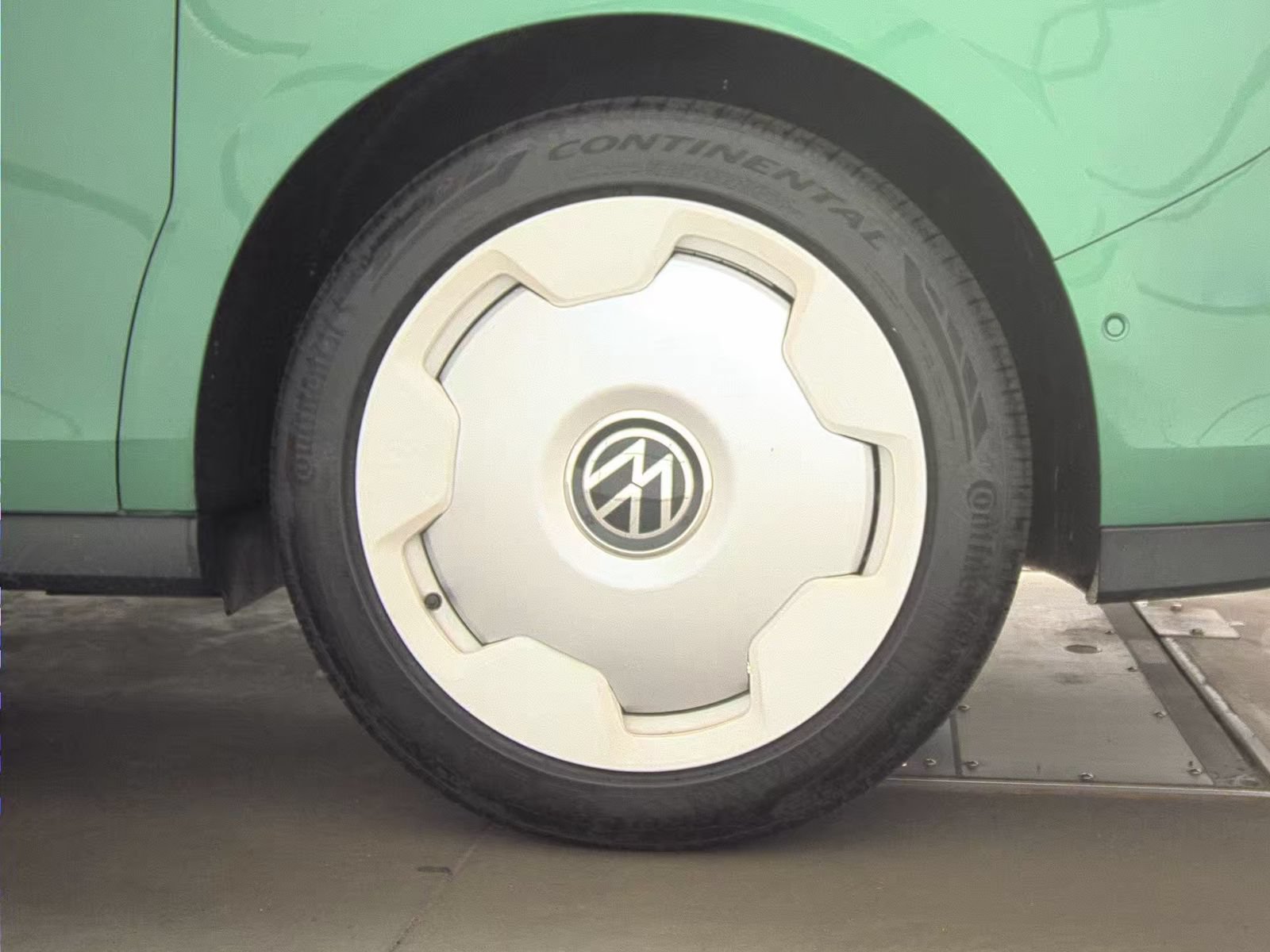 Used 2025 Volkswagen ID. Buzz 1st Edition AWD/4WD image 8