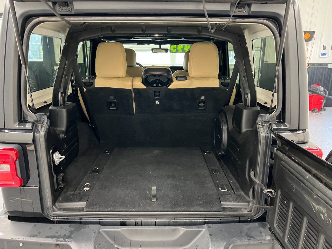 Used 2018 Jeep Wrangler Unlimited Sahara AWD/4WD image 12