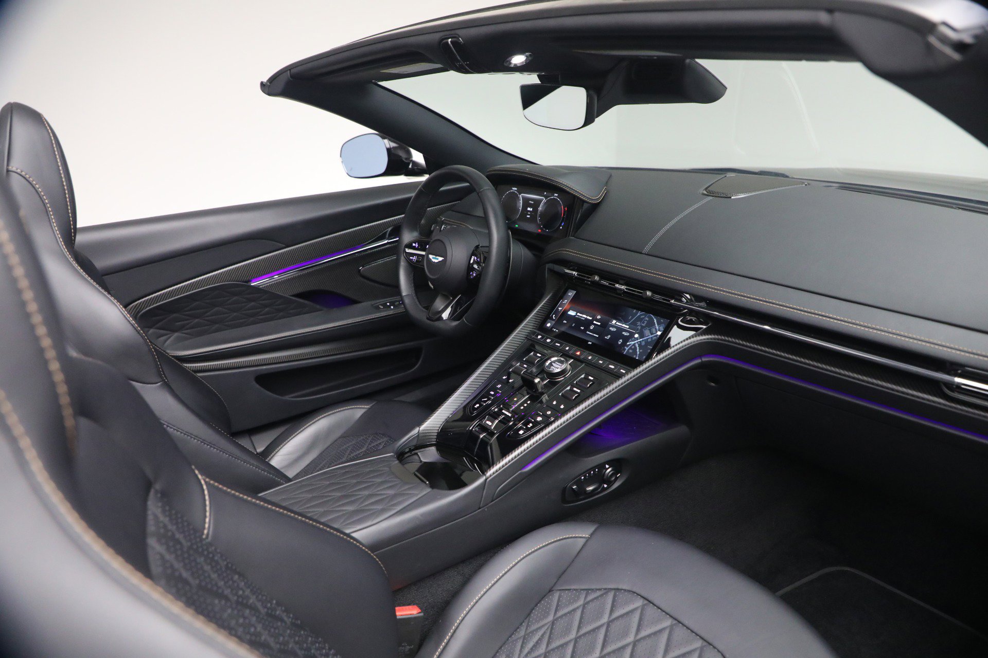 Used 2024 Aston Martin DB12 Convertible RWD image 33