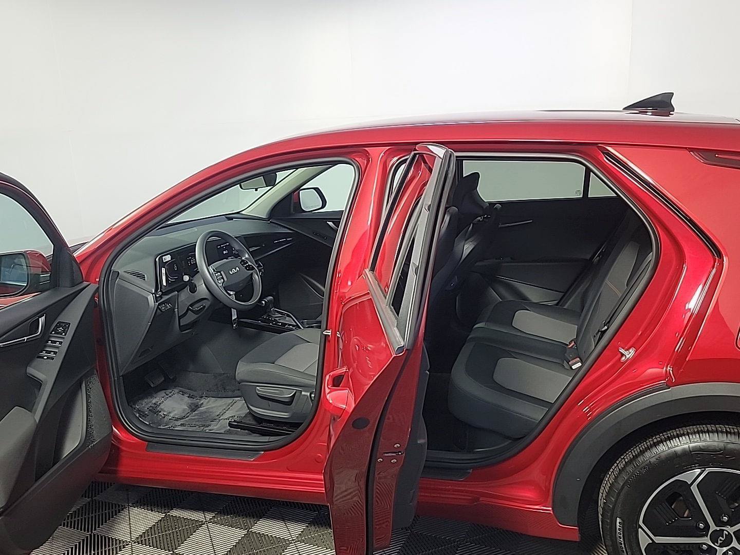 Used 2025 Kia Niro LX FWD image 16