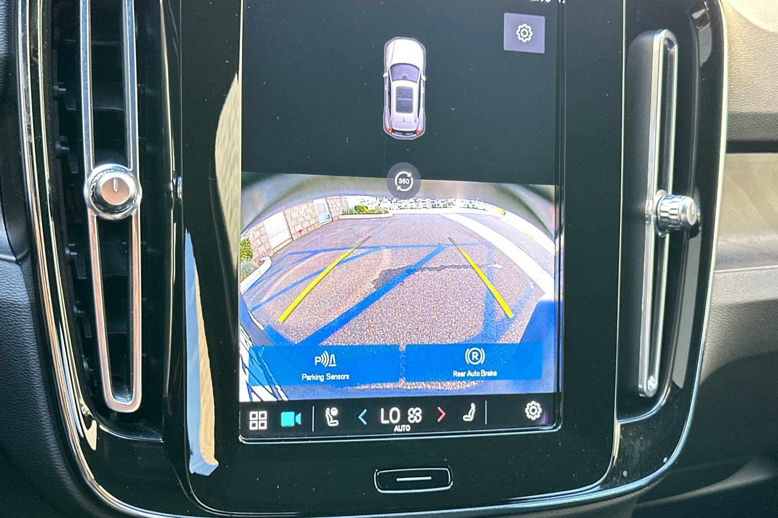 Used 2023 Volvo XC40 Recharge Ultimate image 23