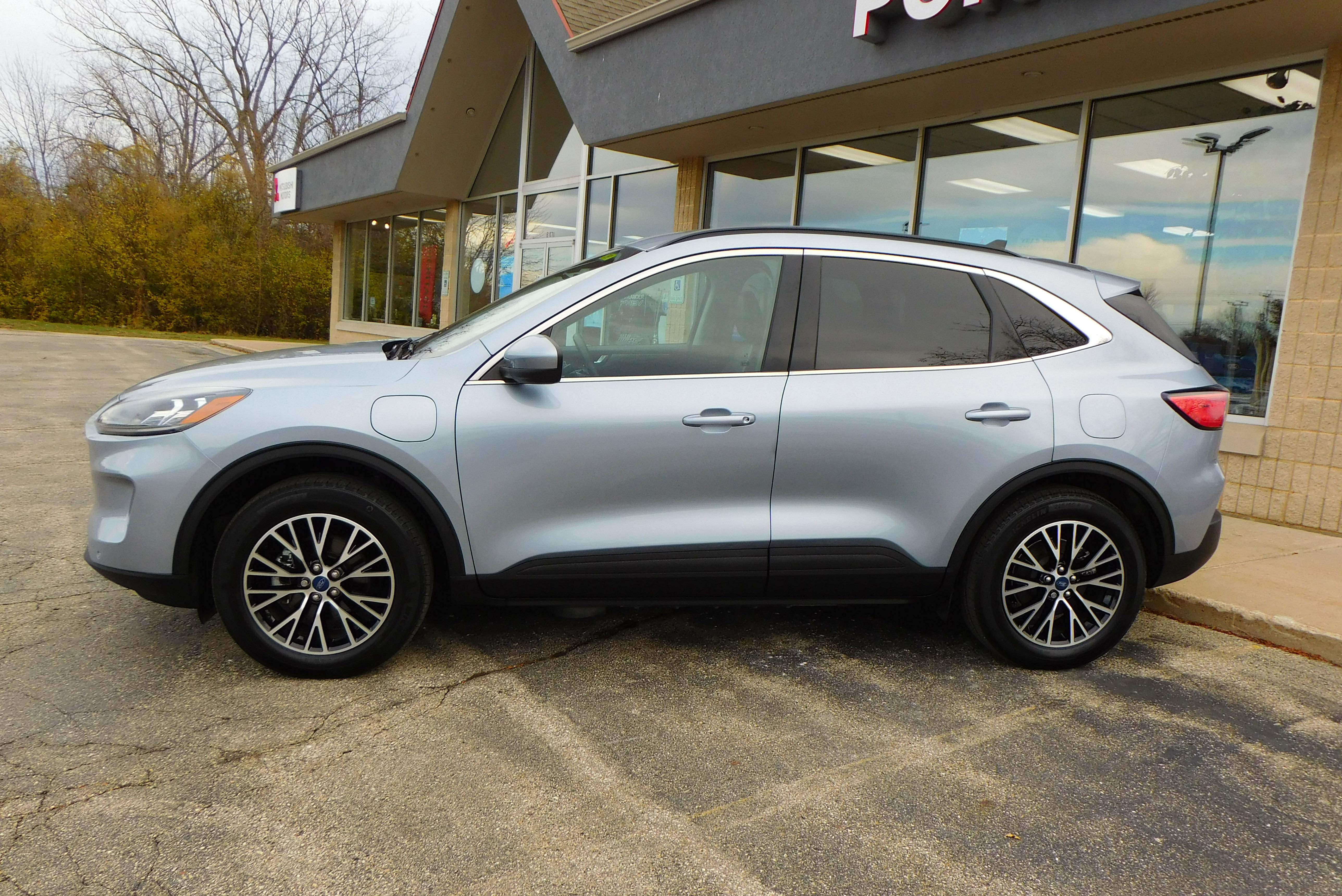 Used 2022 Ford Escape Titanium image 2