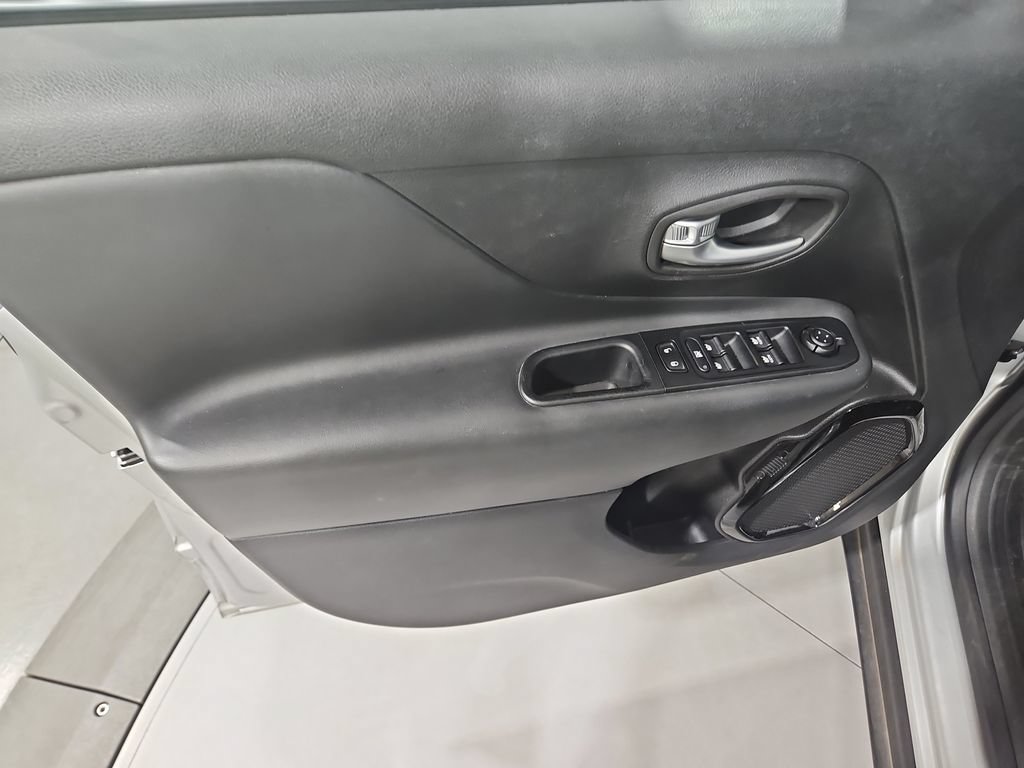 Used 2019 Jeep Renegade Altitude w/ UConnect 8.4 Nav Group AWD/4WD image 11