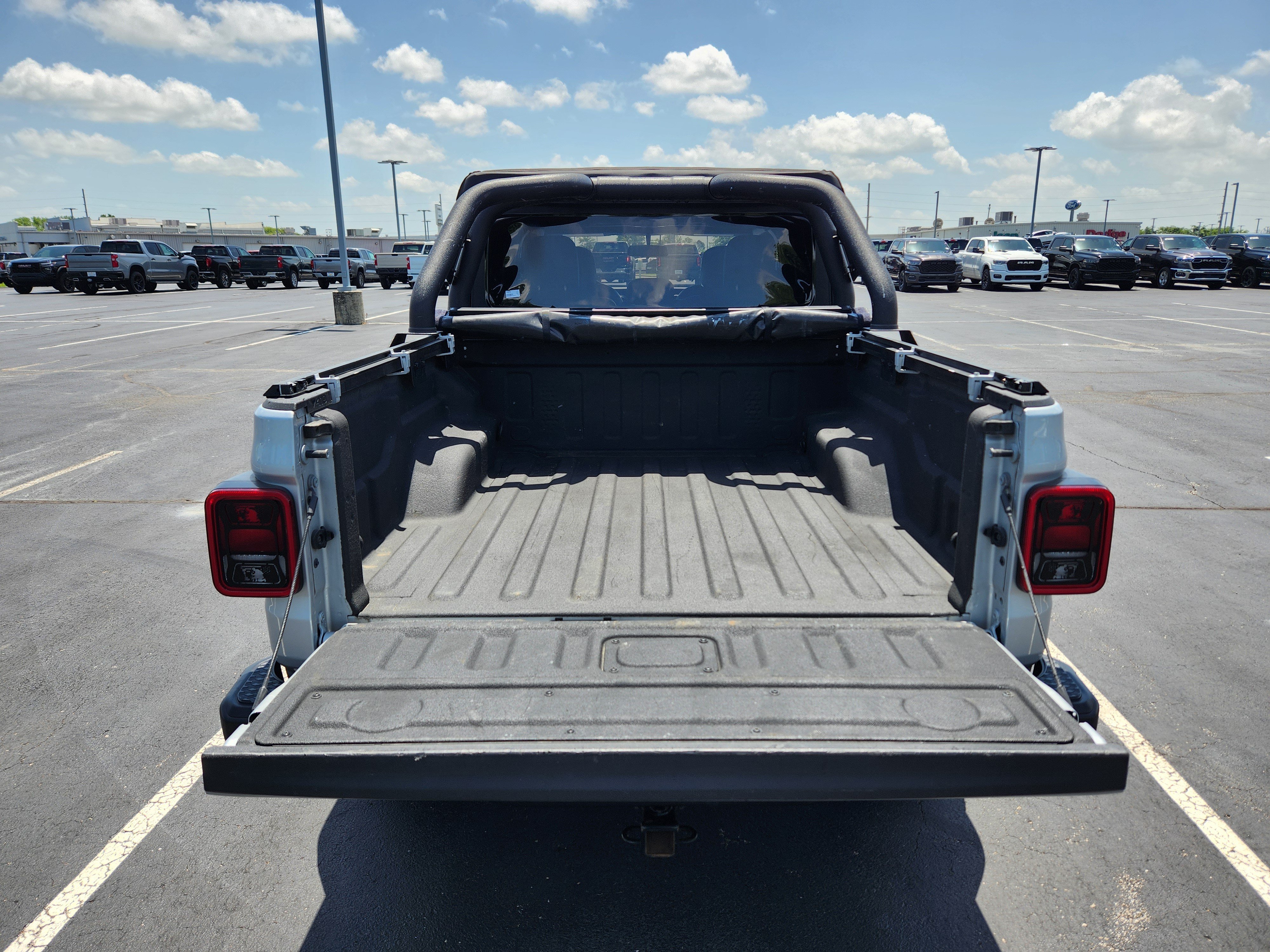 Used 2023 Jeep Gladiator Sport AWD/4WD image 10