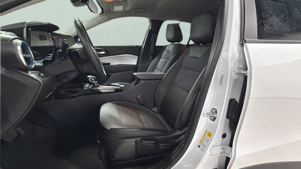 Used 2025 Chevrolet Trax LT w/ LT Convenience Package image 16