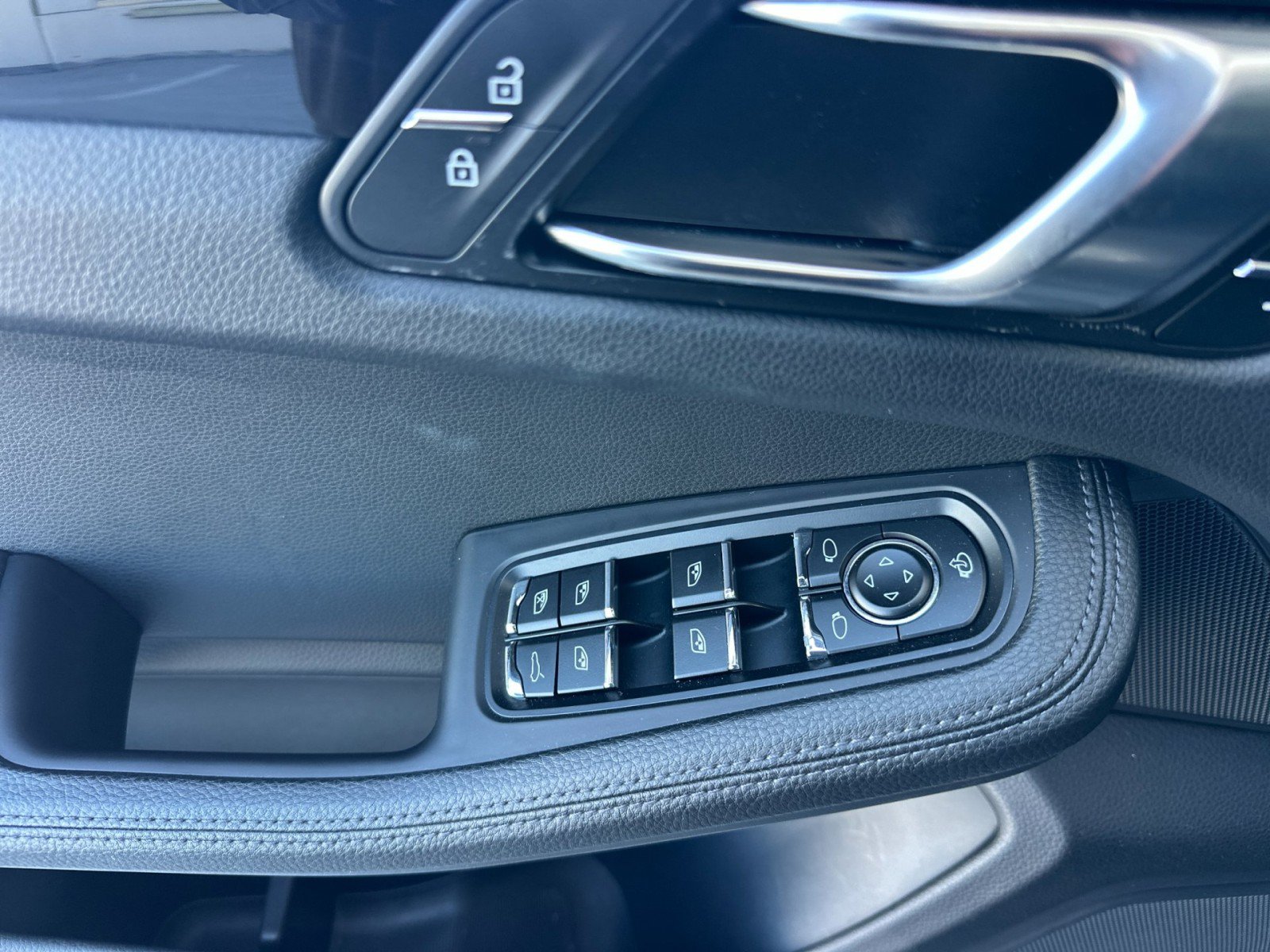 Used 2023 Porsche Macan AWD/4WD image 12