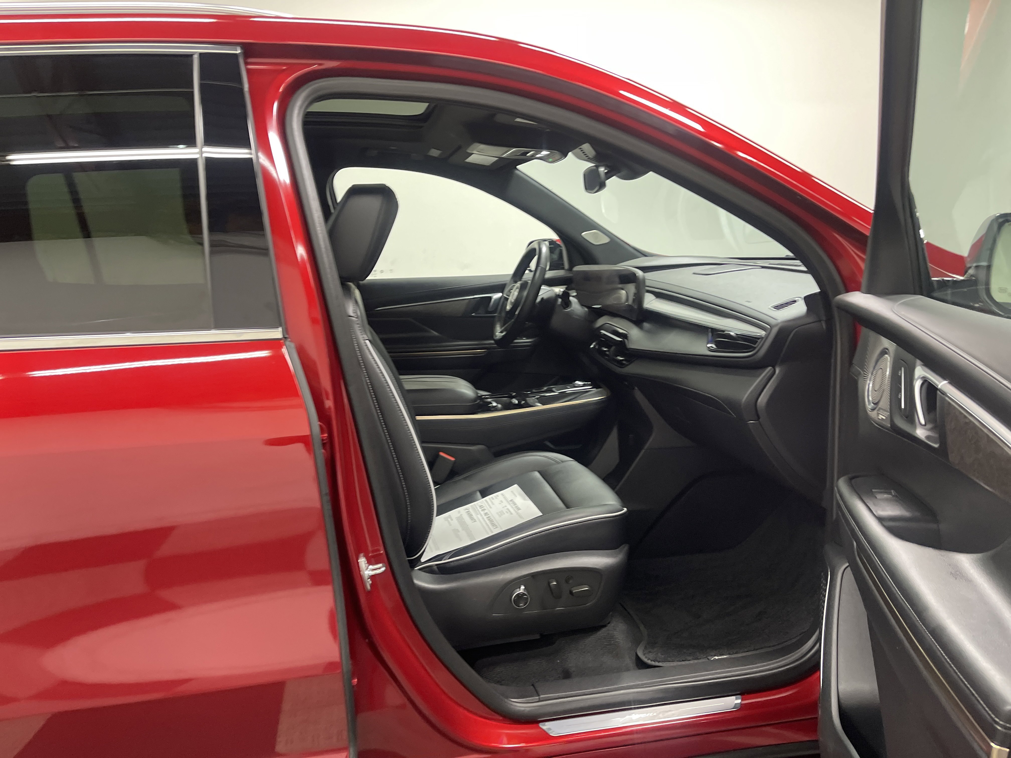 Used 2025 Buick Enclave Avenir FWD image 26