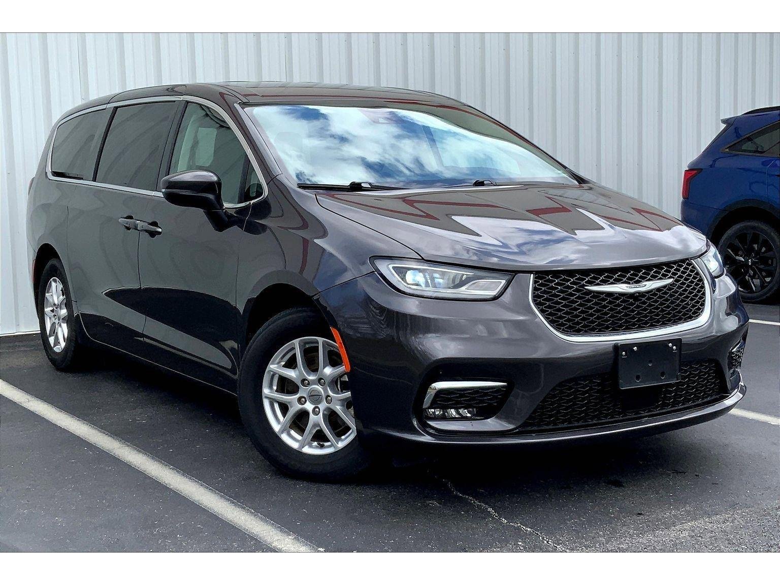 Used 2023 Chrysler Pacifica Touring-L image 32