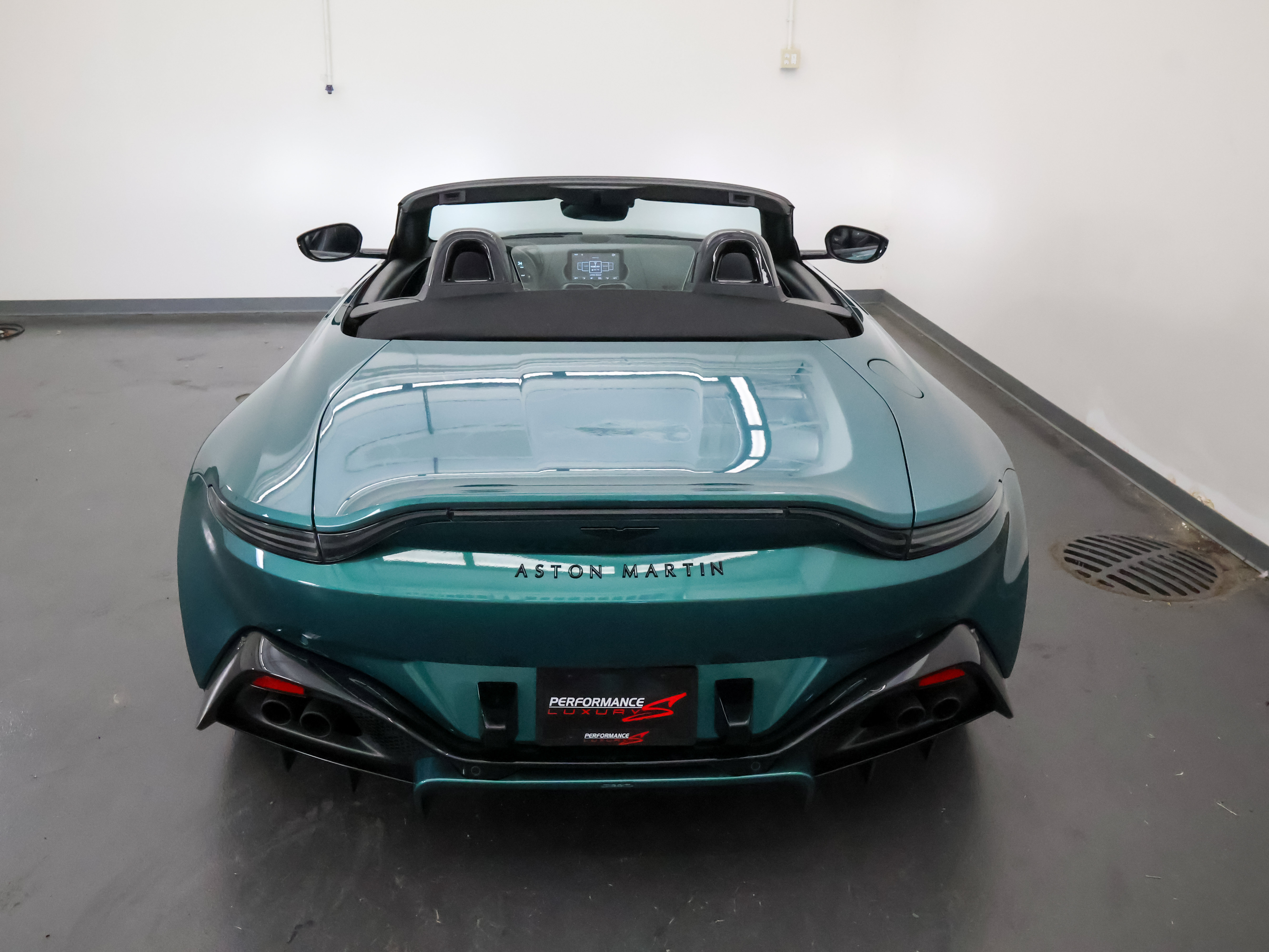 Used 2023 Aston Martin V8 Vantage Roadster RWD image 11