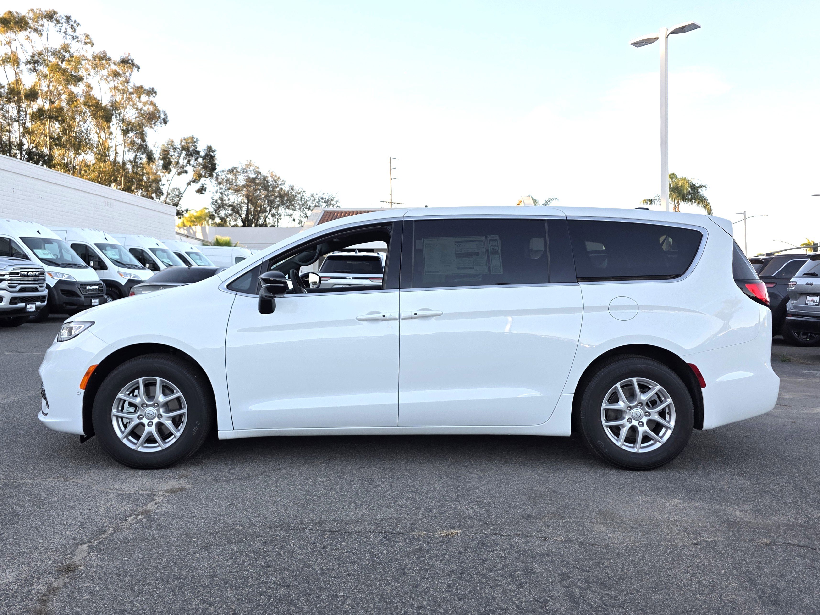 New 2026 Chrysler Pacifica Select image 2