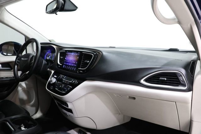 Used 2017 Chrysler Pacifica Touring-L FWD image 14