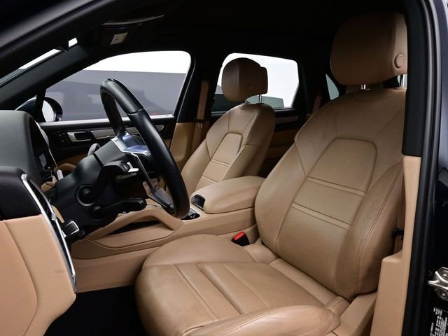 Certified 2023 Porsche Cayenne Platinum Edition image 5