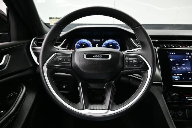 Used 2025 Jeep Grand Cherokee Altitude AWD/4WD image 25