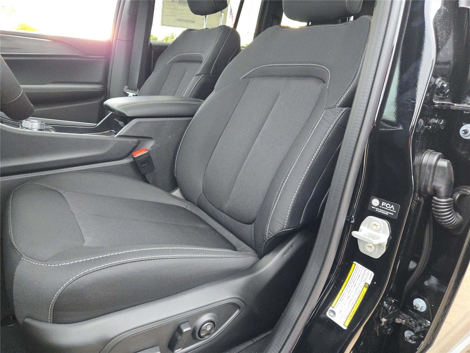 New 2025 Jeep Grand Cherokee Laredo w/ Luxury Tech Group I image 28