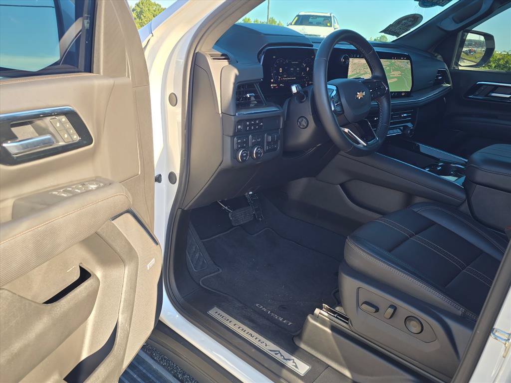 Used 2025 Chevrolet Suburban High Country AWD/4WD image 9