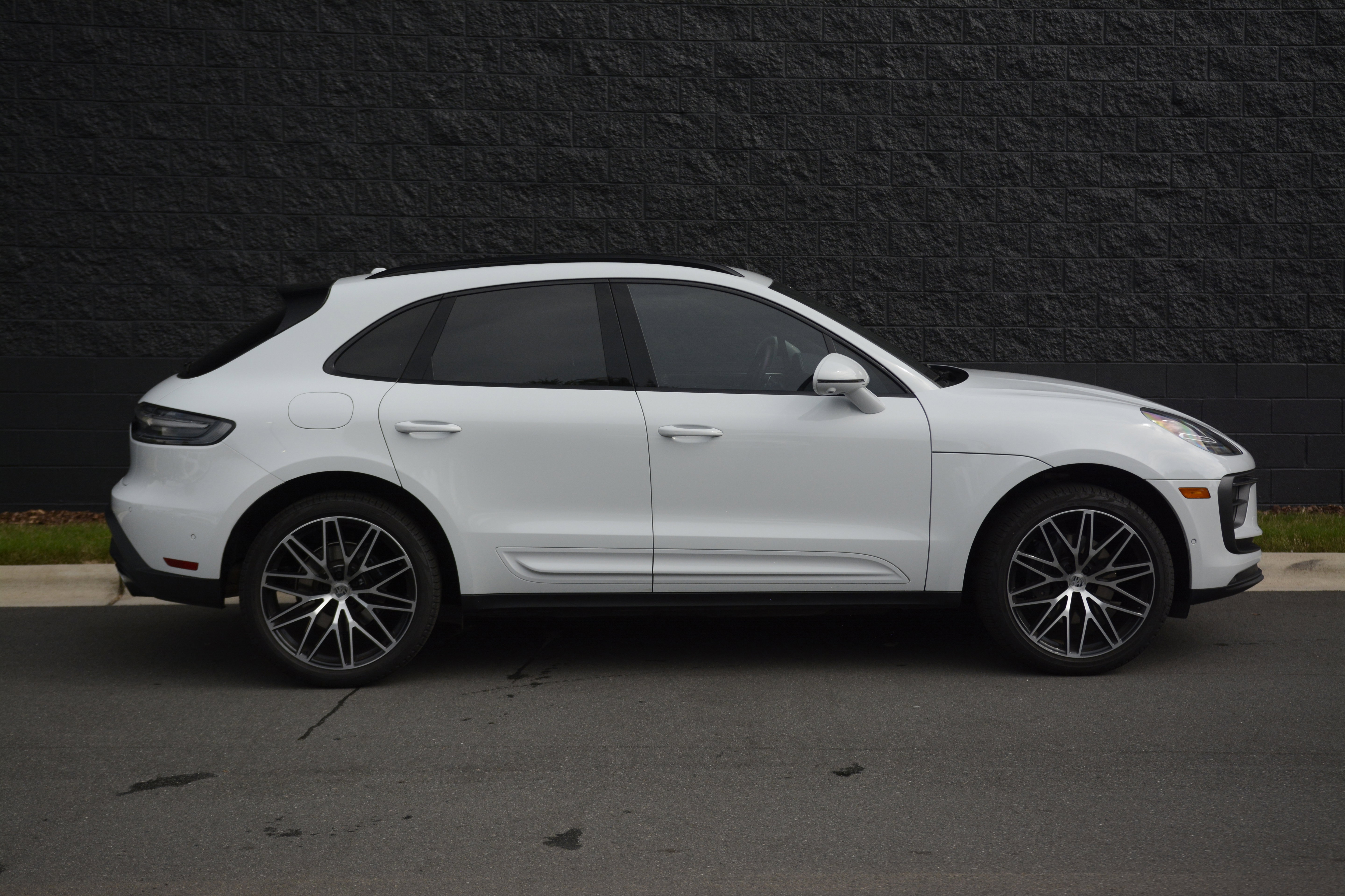 Certified 2026 Porsche Macan AWD/4WD image 8