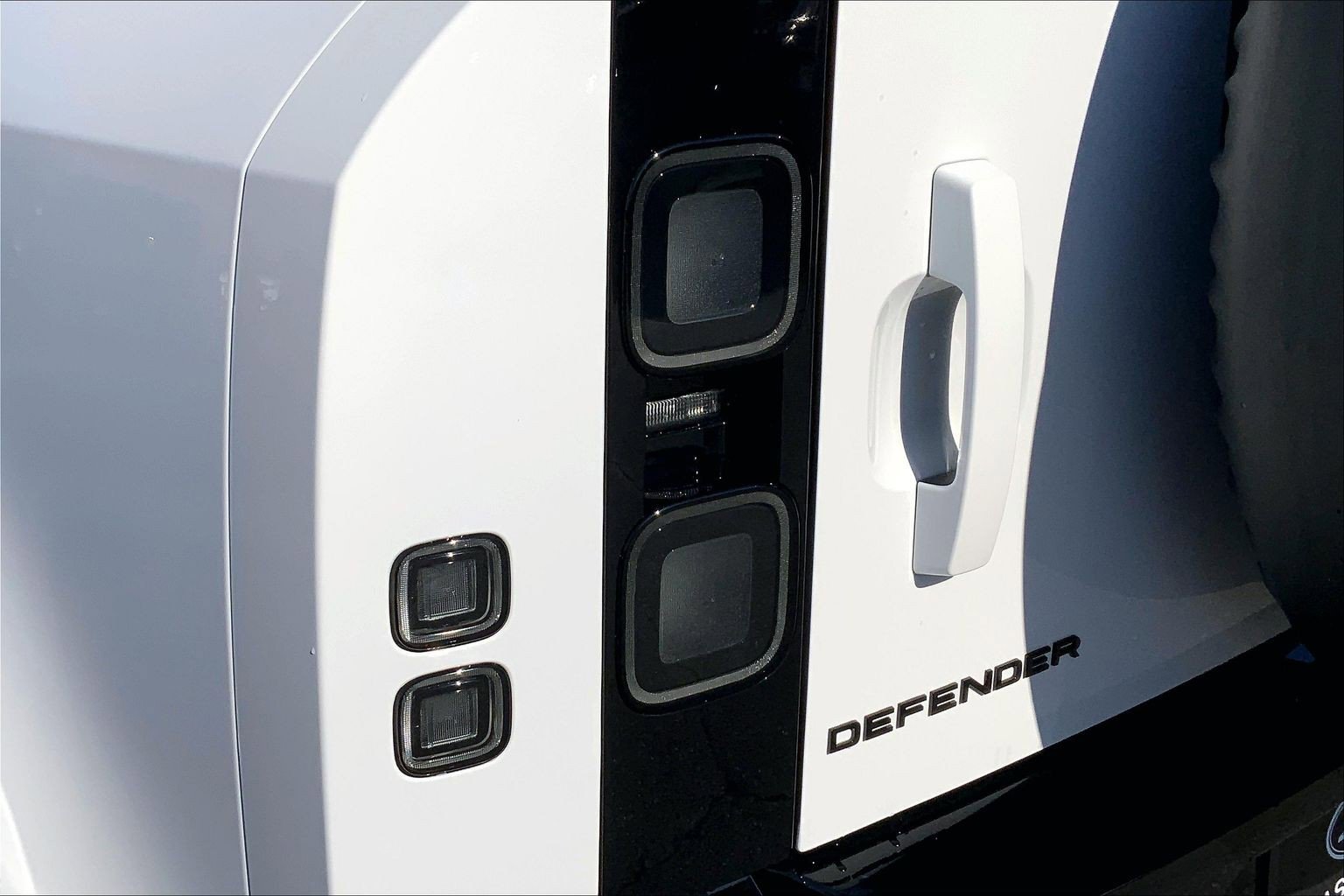 New 2026 Land Rover Defender 110 X-Dynamic SE image 5