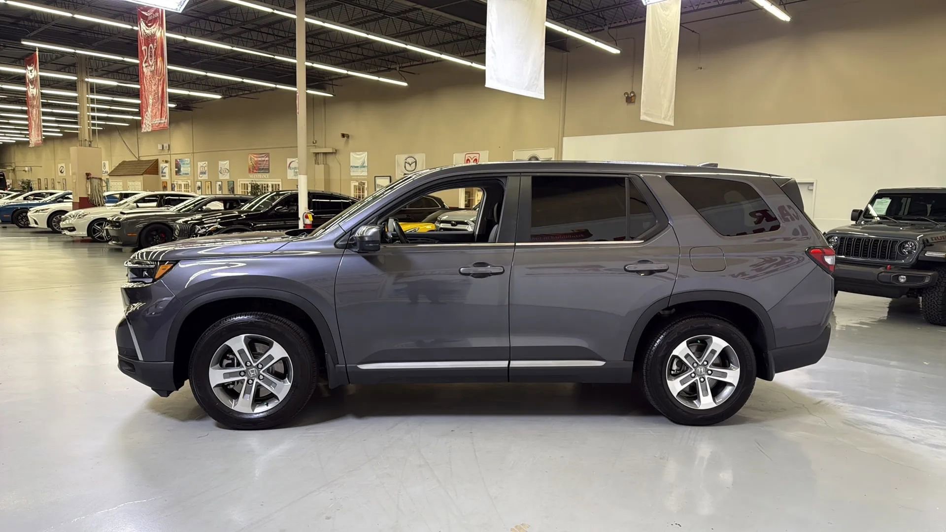 Used 2025 Honda Pilot EX image 5