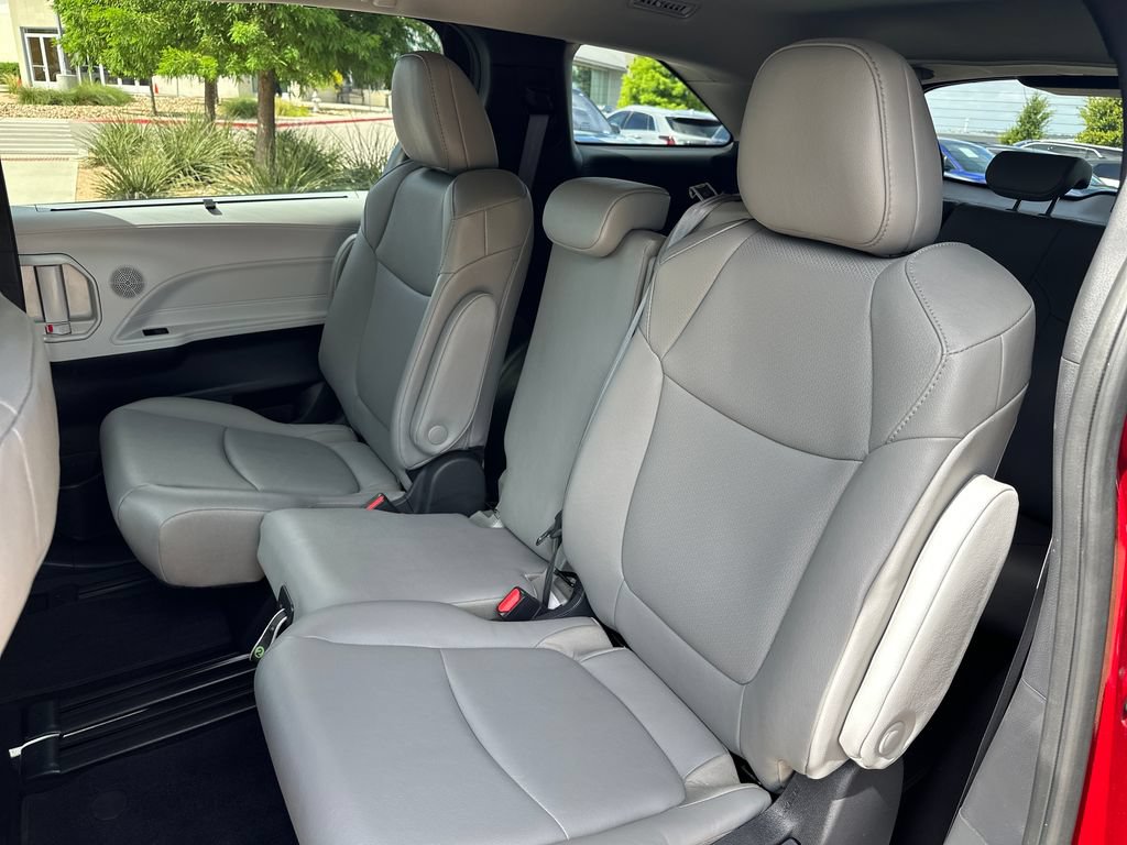 Used 2025 Toyota Sienna XLE FWD image 38