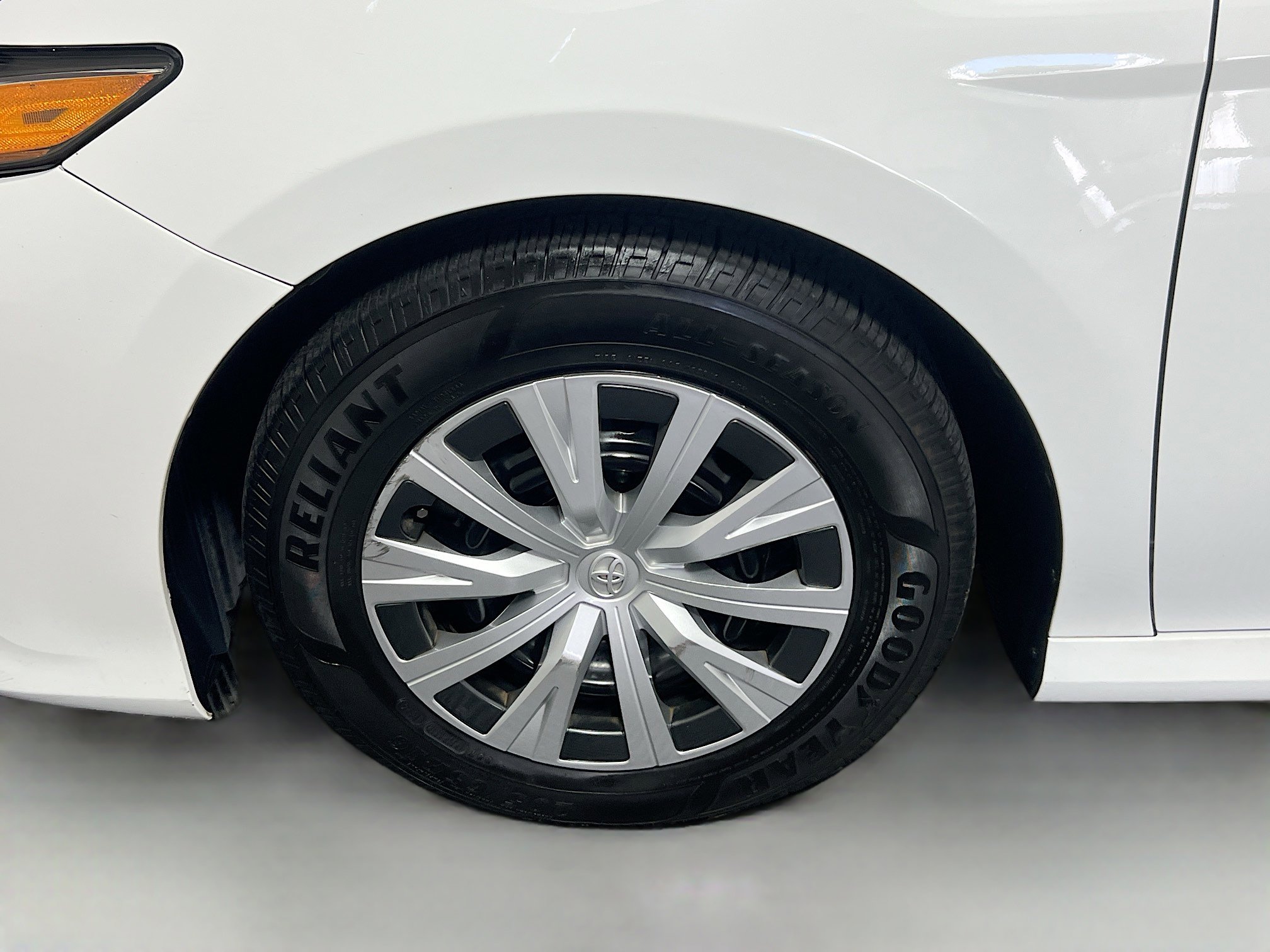 Used 2020 Toyota Camry L image 13