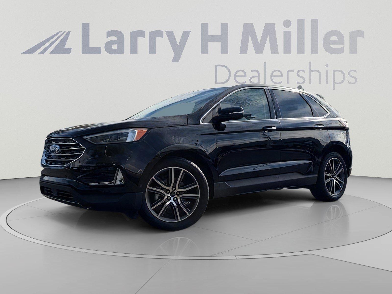 Used 2019 Ford Edge Titanium w/ Equipment Group 301A FWD image 2