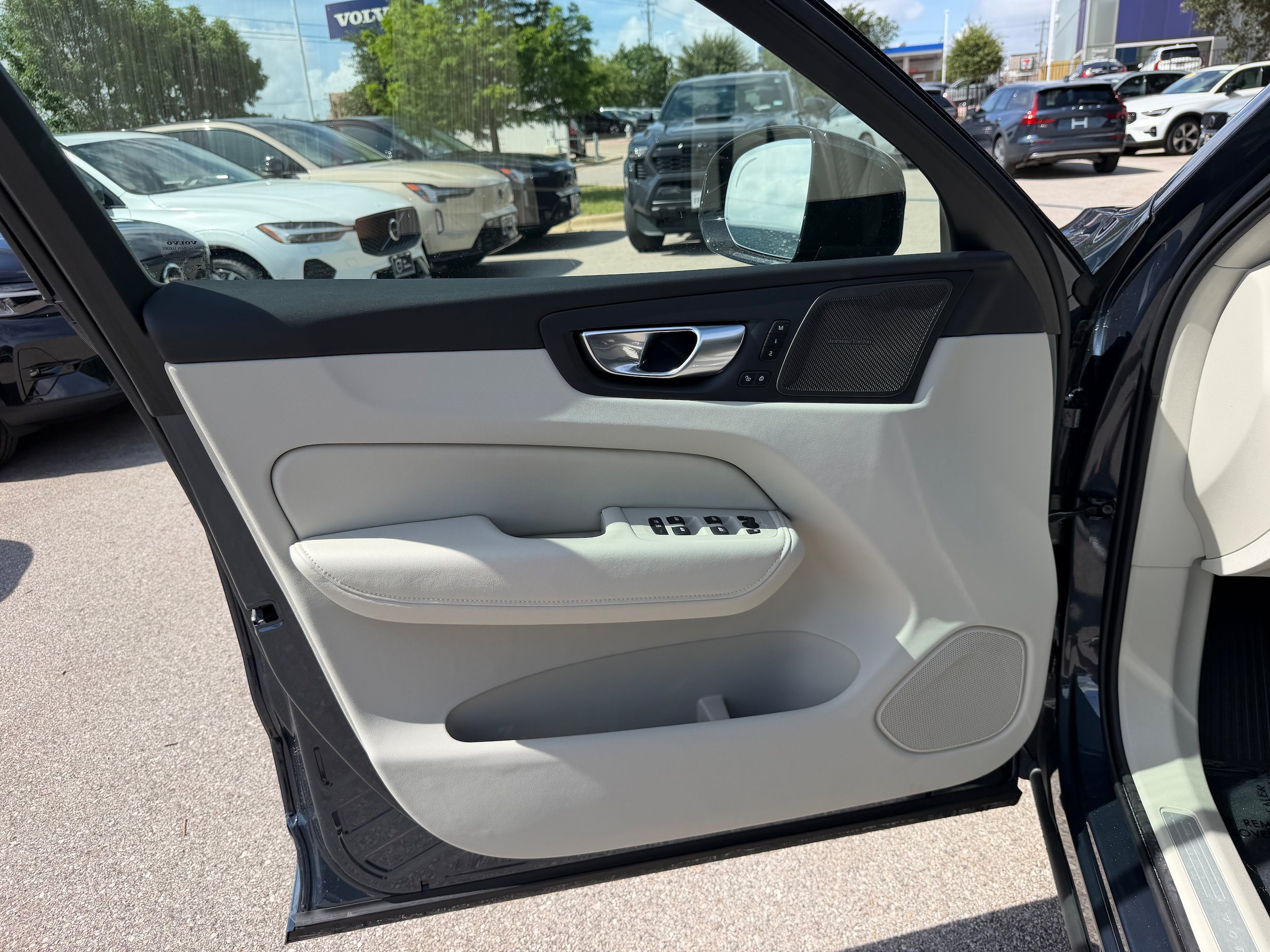 New 2026 Volvo XC60 T8 Ultra w/ Protection Package Premier AWD/4WD image 16