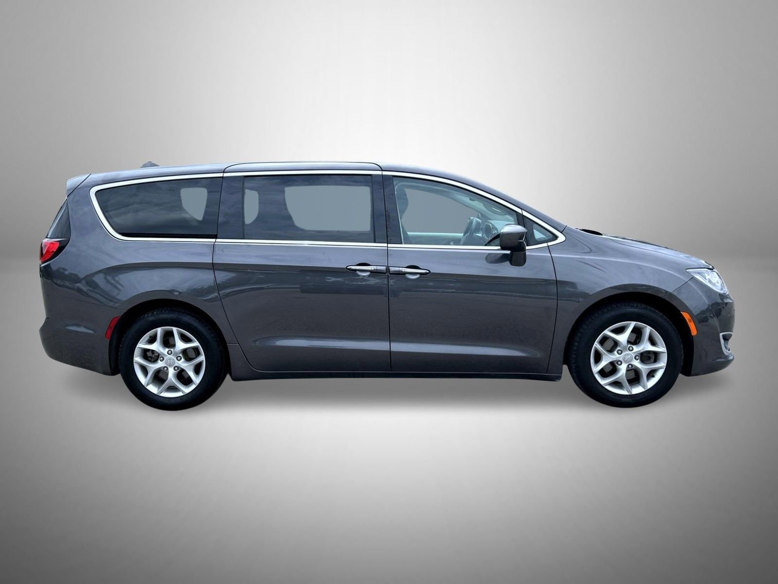 Used 2019 Chrysler Pacifica Touring Plus w/ Tire & Wheel Group FWD image 4