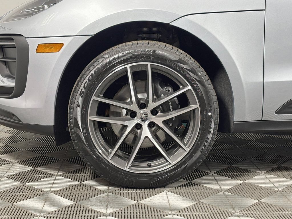 Certified 2026 Porsche Macan AWD/4WD image 39