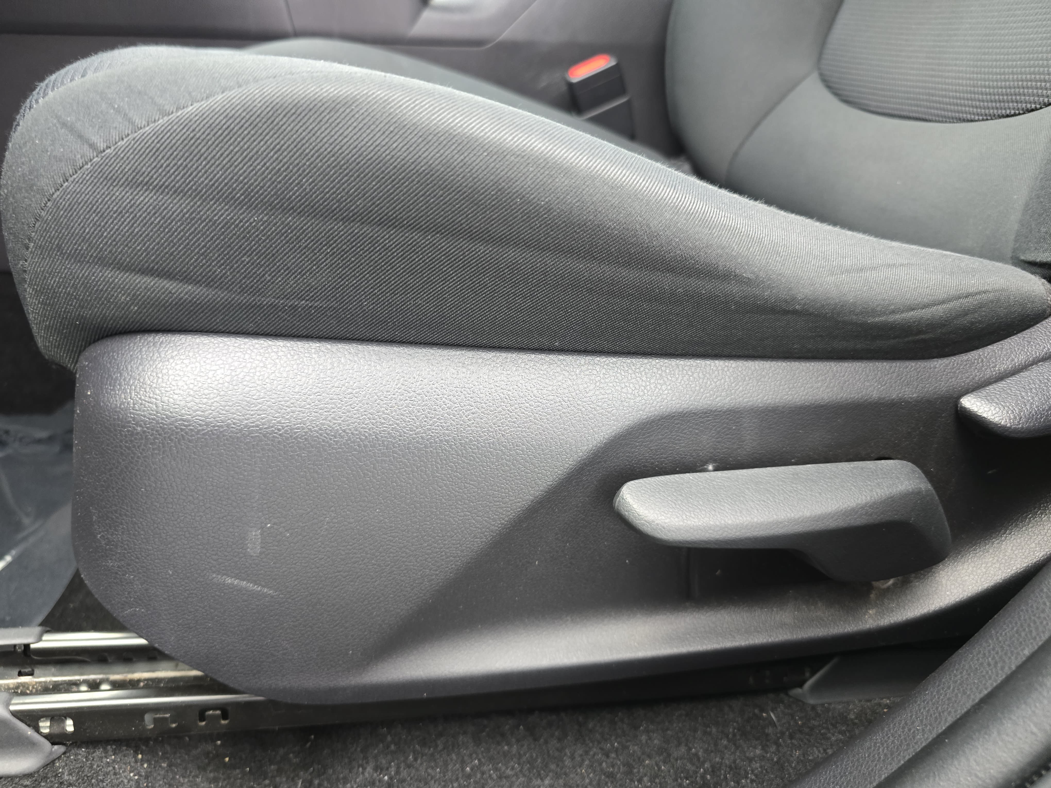 Used 2019 Toyota RAV4 LE FWD image 27