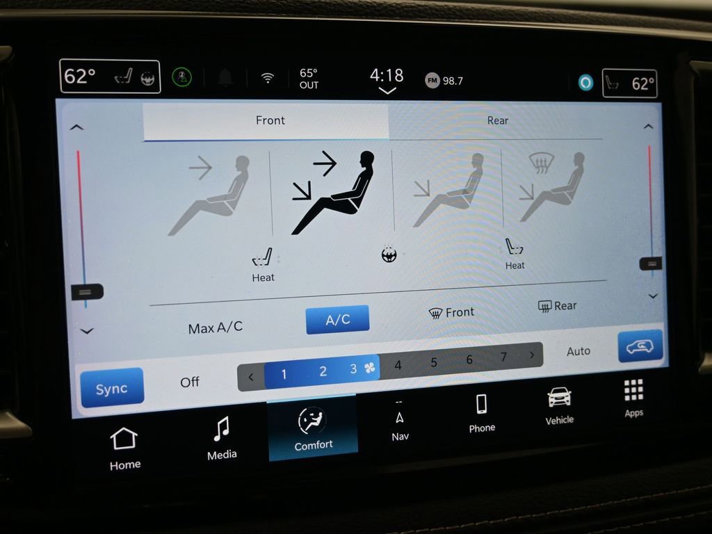 Used 2024 Chrysler Pacifica Select image 17