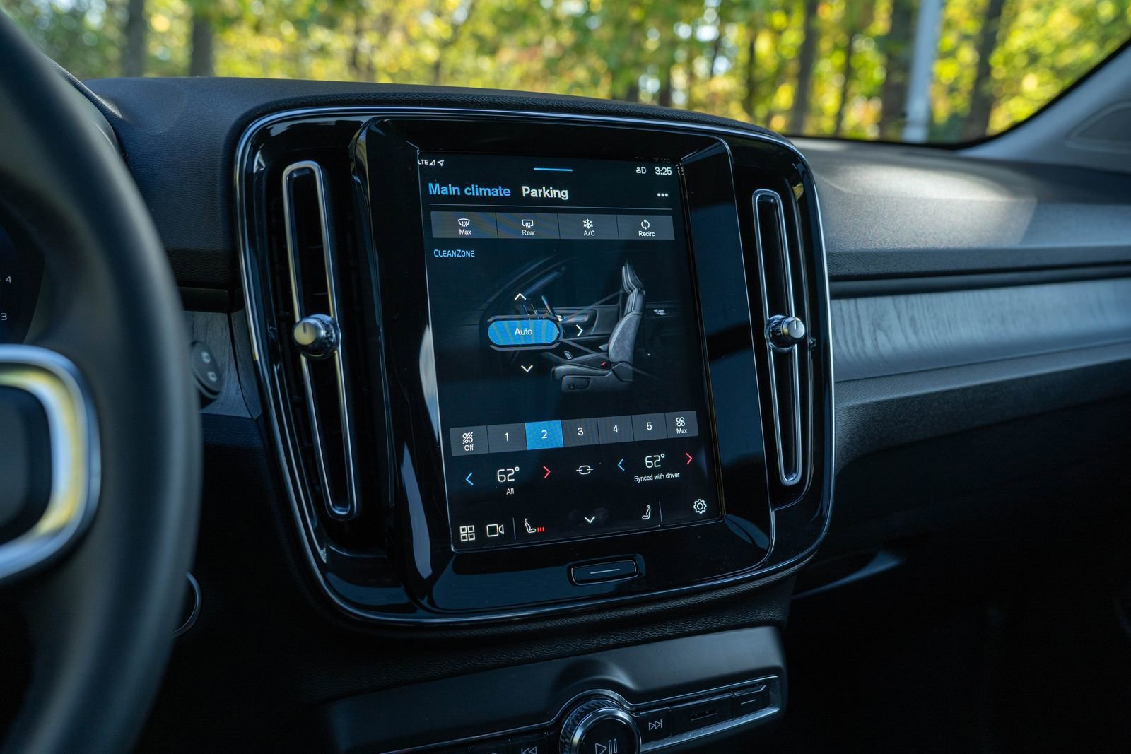 Used 2024 Volvo XC40 B5 Ultimate w/ Protection Package Premier image 25