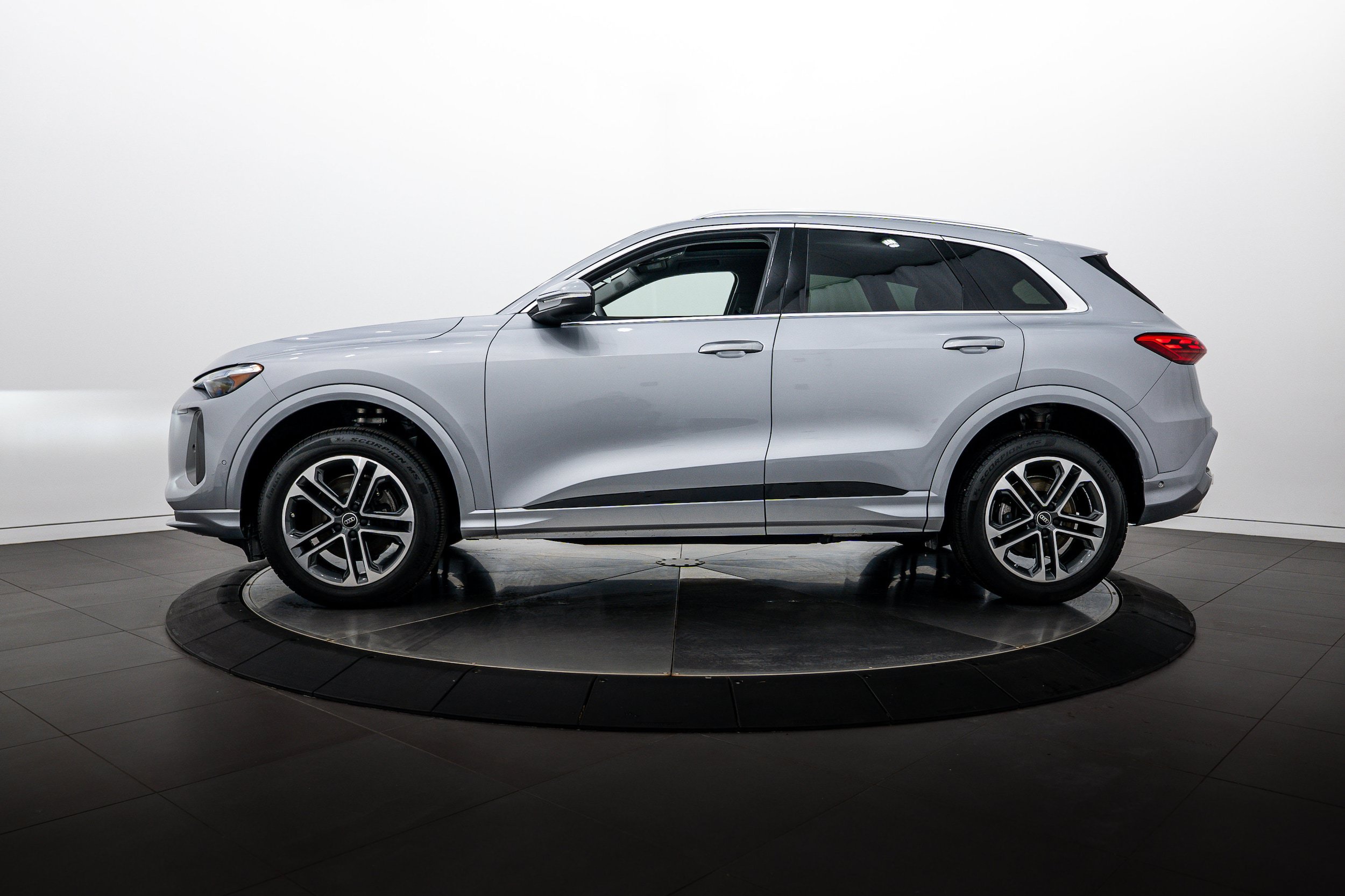 Used 2025 Audi Q5 Premium Plus w/ Premium Plus AWD/4WD image 7