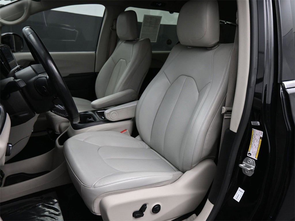 Used 2021 Chrysler Pacifica Touring-L image 17