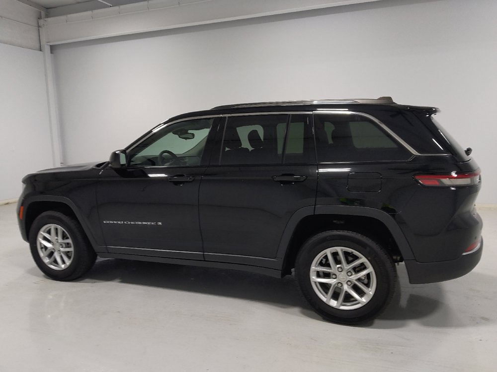 Used 2023 Jeep Grand Cherokee Laredo AWD/4WD image 3