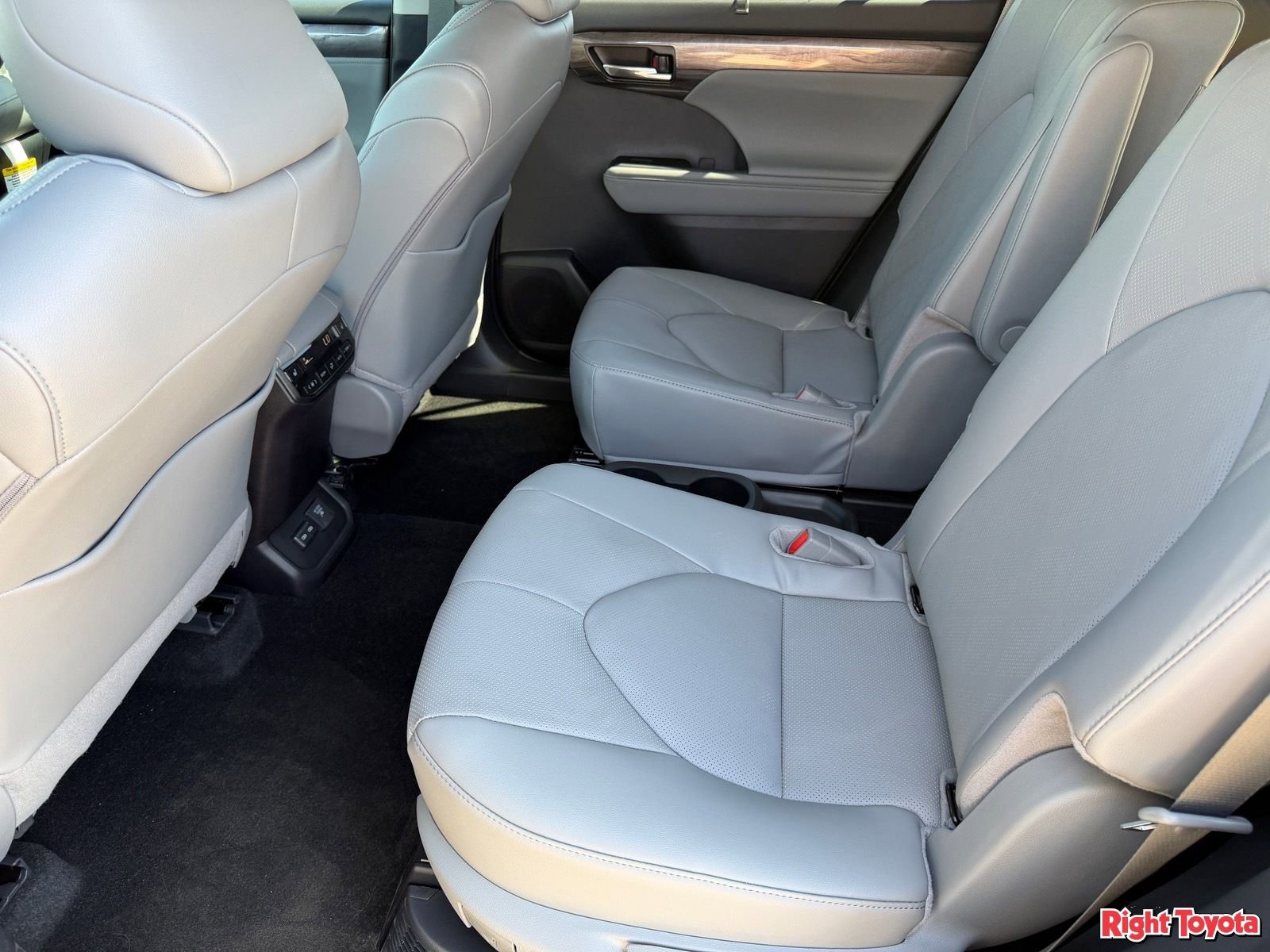 New 2026 Toyota Highlander Platinum AWD/4WD image 17