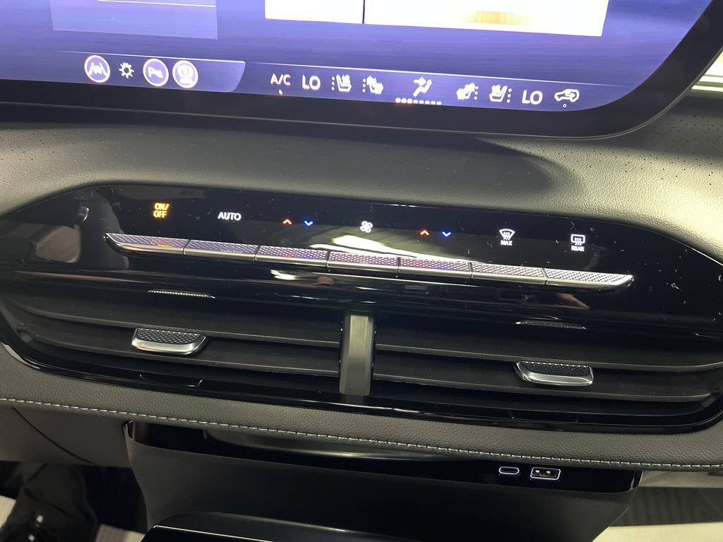 New 2027 Buick Enclave Avenir w/ LPO, Floor Liner Package AWD/4WD image 17