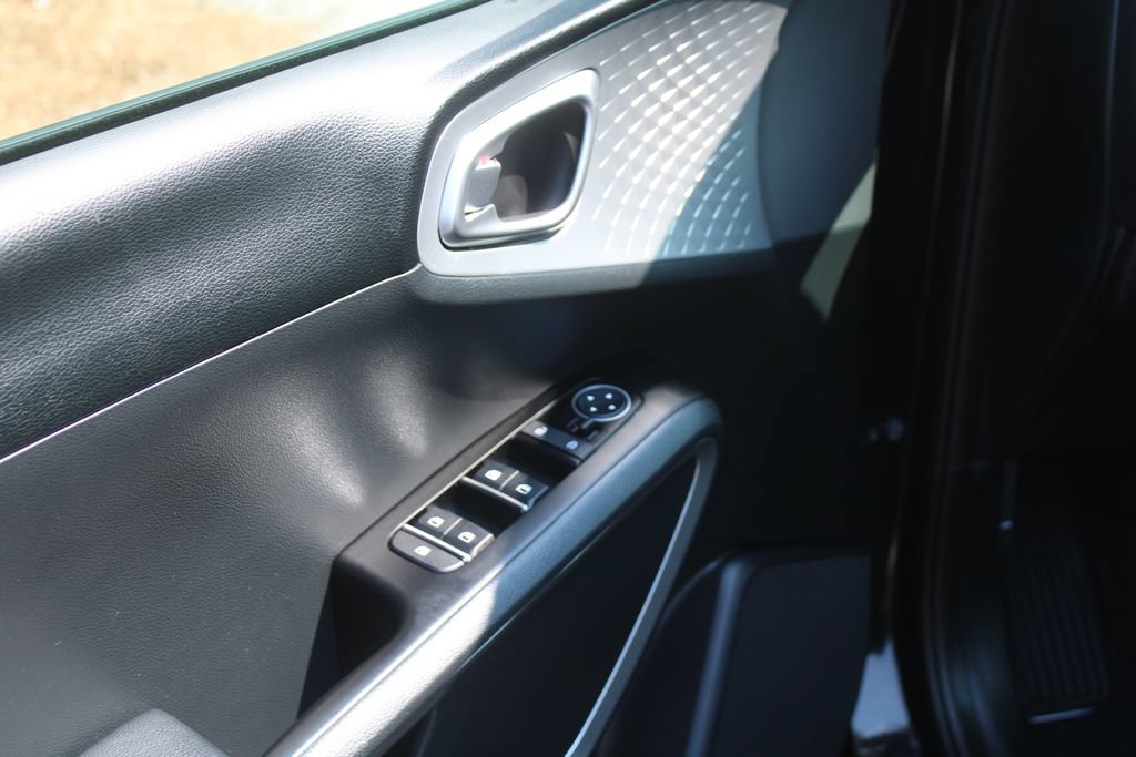 Certified 2025 Kia Soul LX w/ LX Technology Package FWD image 18