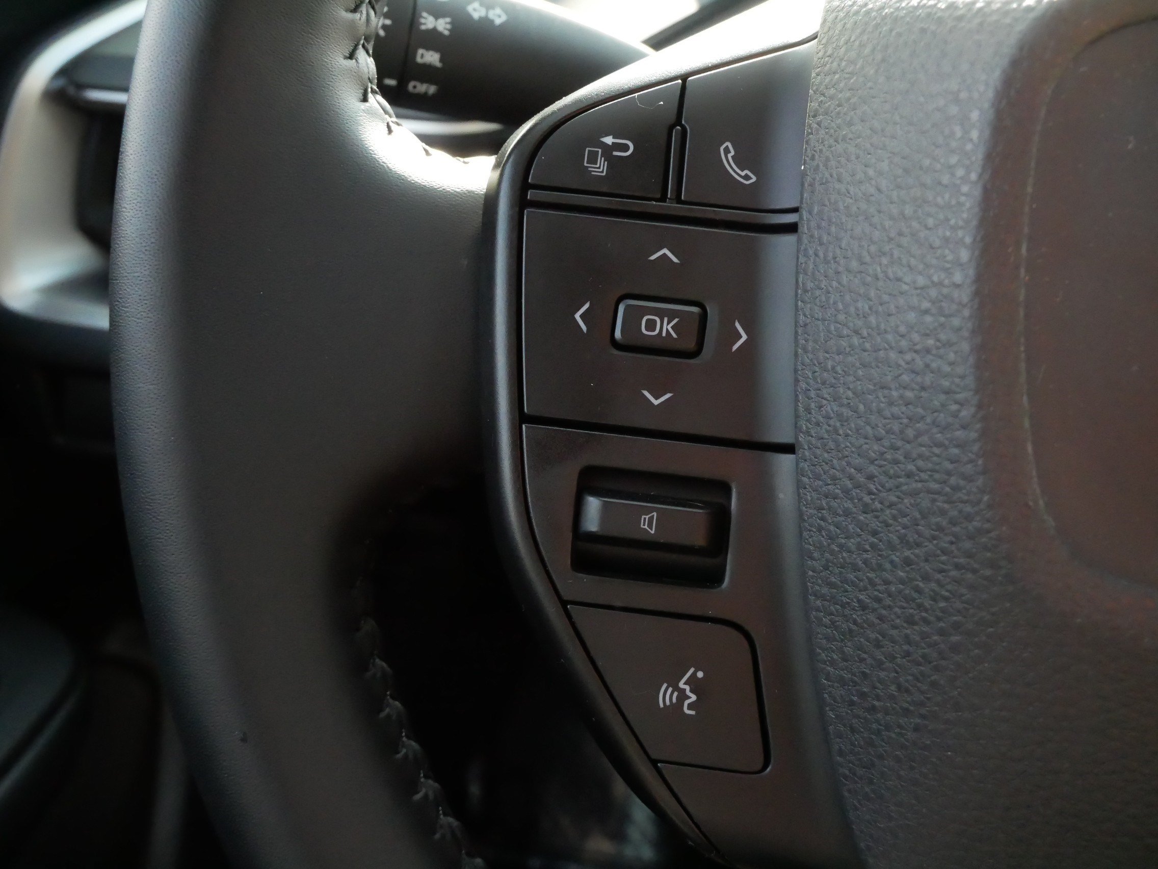 Certified 2025 Toyota Prius LE FWD image 28
