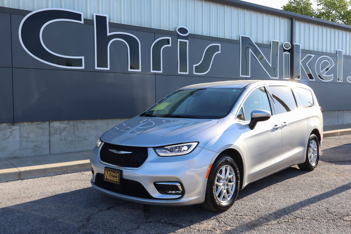 Used 2023 Chrysler Pacifica Touring-L FWD image 1