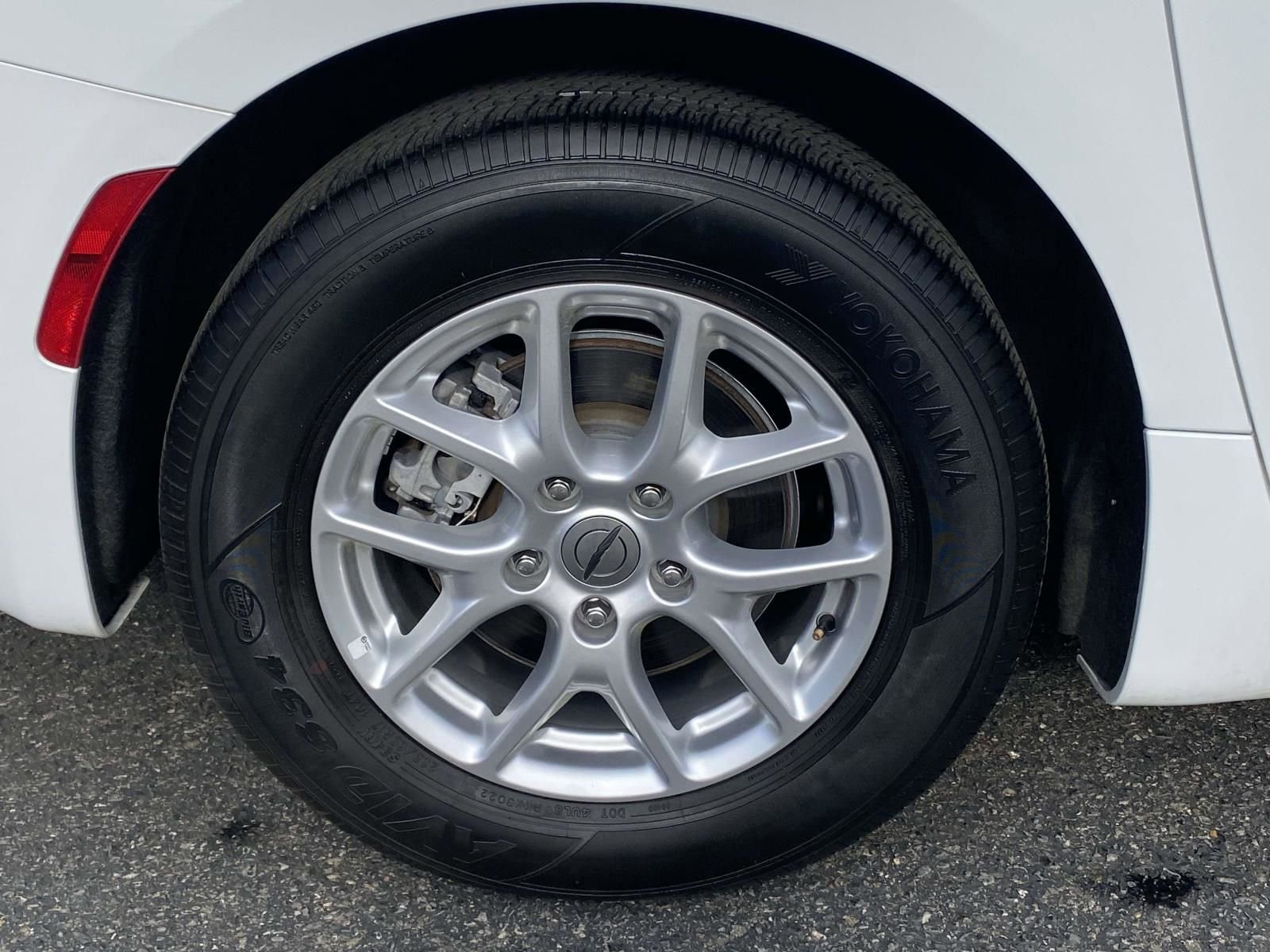 Used 2023 Chrysler Pacifica Touring-L image 8