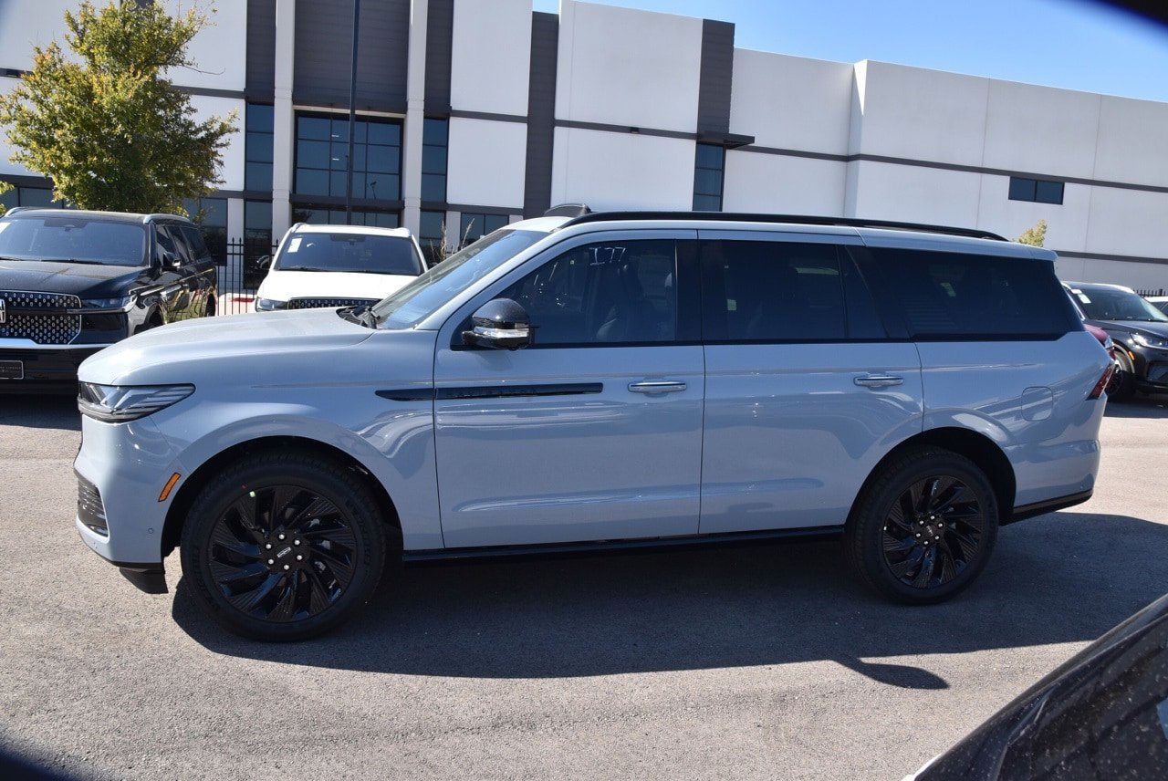 New 2025 Lincoln Navigator Reserve w/ Jet Appearance Package image 18