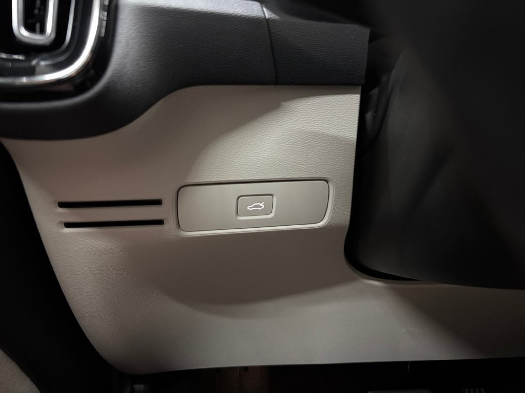 Certified 2024 Volvo XC40 B5 Ultimate w/ Protection Package Premier AWD/4WD image 30