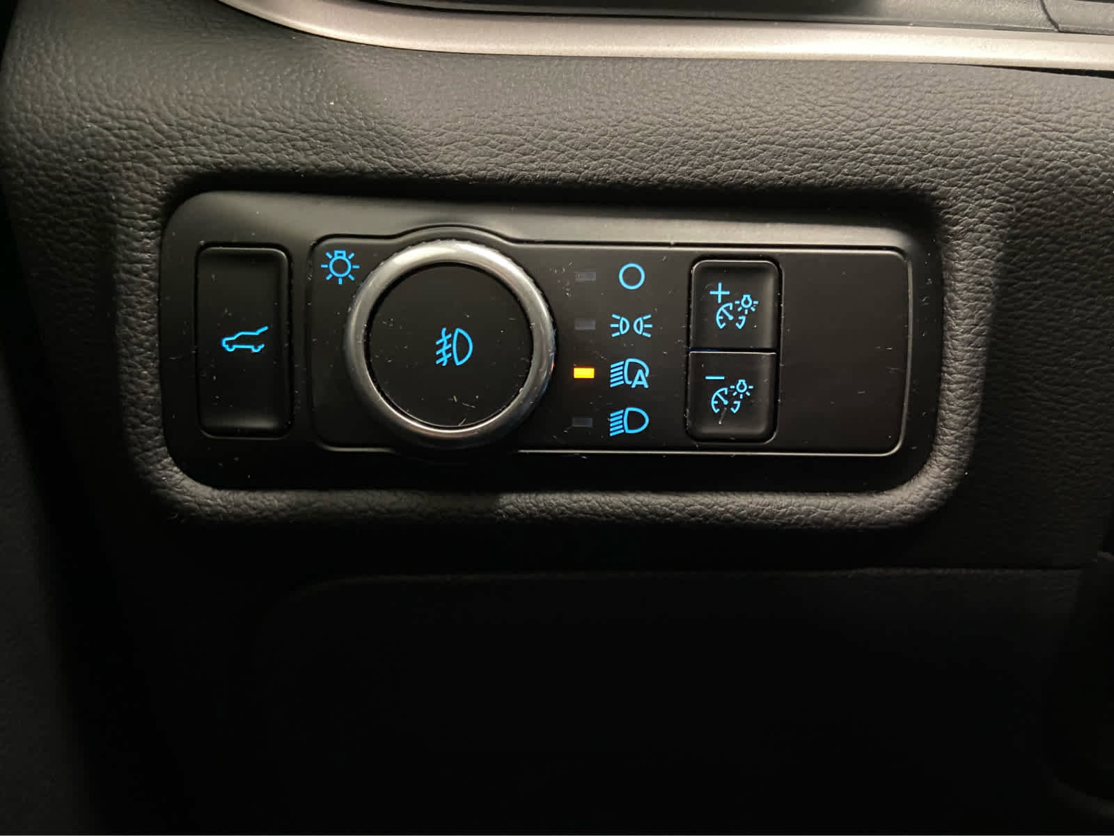 Used 2023 Ford Explorer XLT w/ Equipment Group 202A AWD/4WD image 42