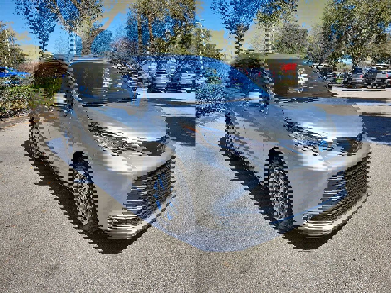 Used 2025 Toyota Sienna Limited image 2